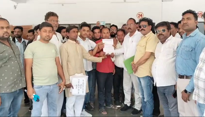 Arbitrary Practices by Private Schools in Kasganj के खिलाफ युवा संगठन का प्रदर्शन | महंगी किताबें, डोनेशन और री-एडमिशन फीस पर लगाम लगाने की मांग