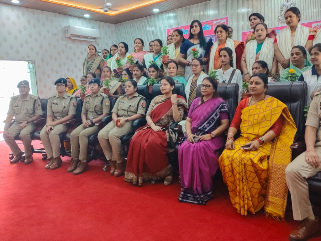 Mission Shakti Damini in Shahjahanpur : शाहजहांपुर में मिशन शक्ति दामिनी का भव्य कार्यक्रम | 32 महिलाओं को किया गया सम्मानित