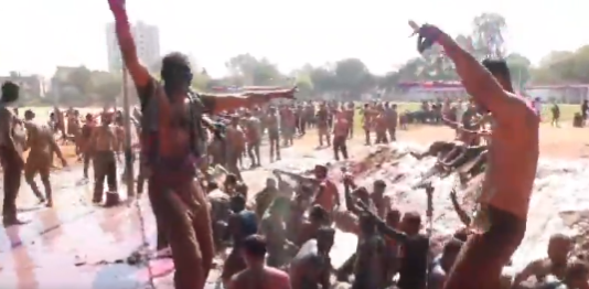 Holi of UP Police UP पुलिस की धमाकेदार होली 2026: SSP को कंधों पर उठाकर डांस, कपड़े फाड़े, कीचड़ में पटका – देखें मस्ती भरे वीडियो!