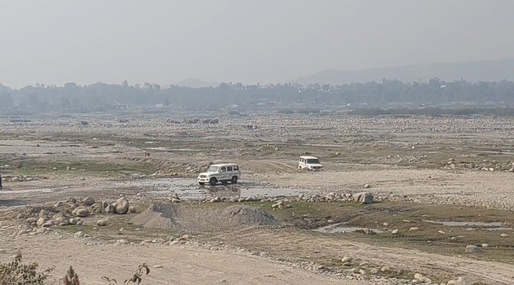 Mining department woke up from its slumber: विकास नगर में यमुना नदी से 8 ट्रैक्टर-ट्रॉली सीज और अवैध खनन पर छापेमारी..