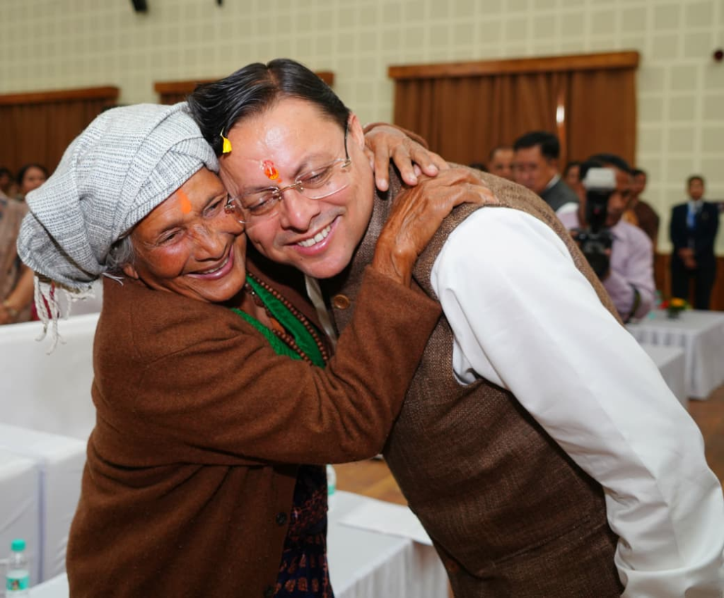 The real strength of the mountain is its mother power : अंतर्राष्ट्रीय महिला दिवस पर CM धामी ने 38 वरिष्ठ महिलाओं को किया सम्मानित – “नारी तू नारायणी” कार्यक्रम में भावुक पल