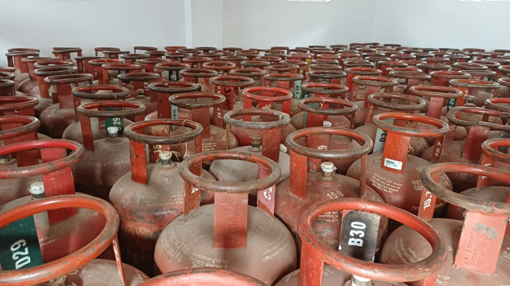 India on alert amid Middle East war 2026: सरकार ने LPG-PNG-CNG की निर्बाध सप्लाई के सख्त आदेश जारी किए – घरेलू उपभोक्ताओं को कोई कमी नहीं