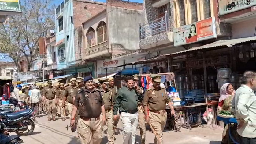 Tight security arrangements for Holi and Ramzan:कालपी में होली और रमजान के लिए सुरक्षा के पुख्ता इंतजाम: फ्लैग मार्च निकालकर पुलिस-प्रशासन ने दिखाई मुस्तैदी