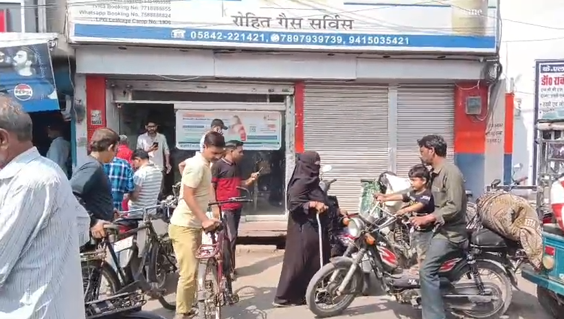 LPG News domestic gas cylinder शाहजहाँपुर में घरेलू गैस सिलेंडर की किल्लत: जनता परेशान, बुकिंग के 15 दिन बाद भी नहीं मिला सिलेंडर