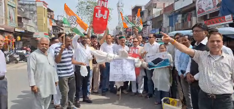 Congress's strong performance in Vikasnagar: एलपीजी सिलेंडर की किल्लत और महंगाई के खिलाफ केंद्र-राज्य सरकार का पुतला दहन..