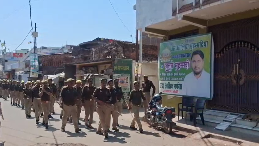 Tight security arrangements for Holi and Ramzan:कालपी में होली और रमजान के लिए सुरक्षा के पुख्ता इंतजाम: फ्लैग मार्च निकालकर पुलिस-प्रशासन ने दिखाई मुस्तैदी