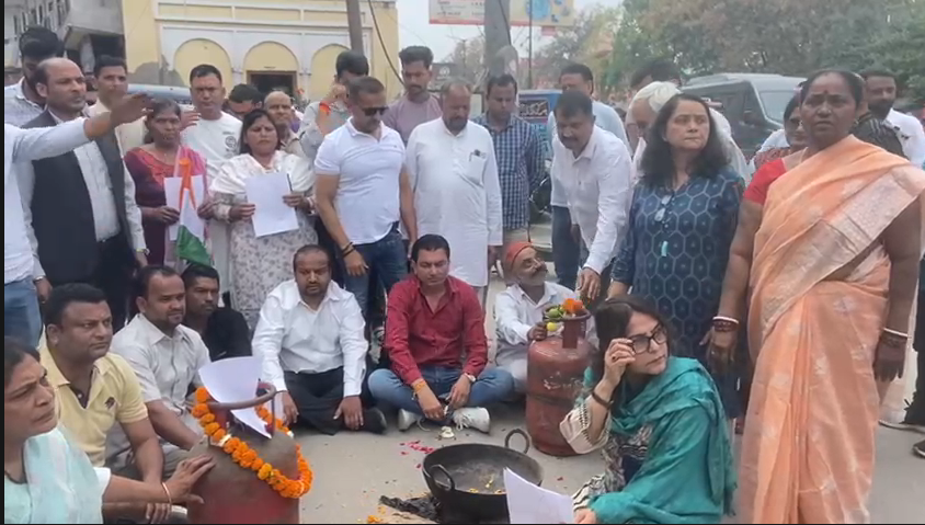 Congress protest in Haridwar: गैस सिलेंडर की किल्लत और महंगाई के खिलाफ शिव मूर्ति चौक पर चूल्हा-सिलेंडर रख विरोध, केंद्र सरकार घेरी