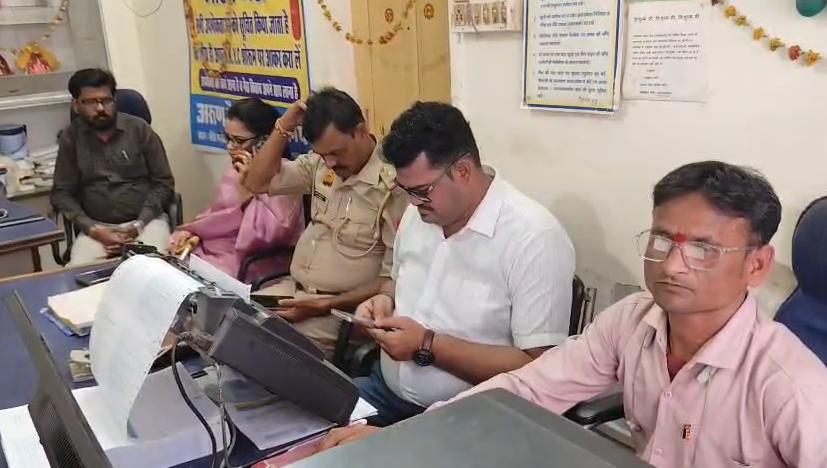 SDM Raids Gas Agency in Jalaun: उपभोक्ताओं की जानकारी के बिना सिलेंडर बुकिंग और फर्जी डिलीवरी का खुलासा, नोटिस जारी