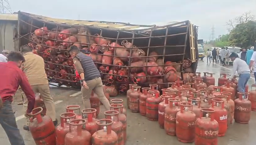 Breaking News : Horrific Accident on Haridwar-Roorkee Highway: हरियाणा रोडवेज बस और गैस सिलेंडरों से भरे ट्रक की जोरदार टक्कर, 5 गंभीर घायल