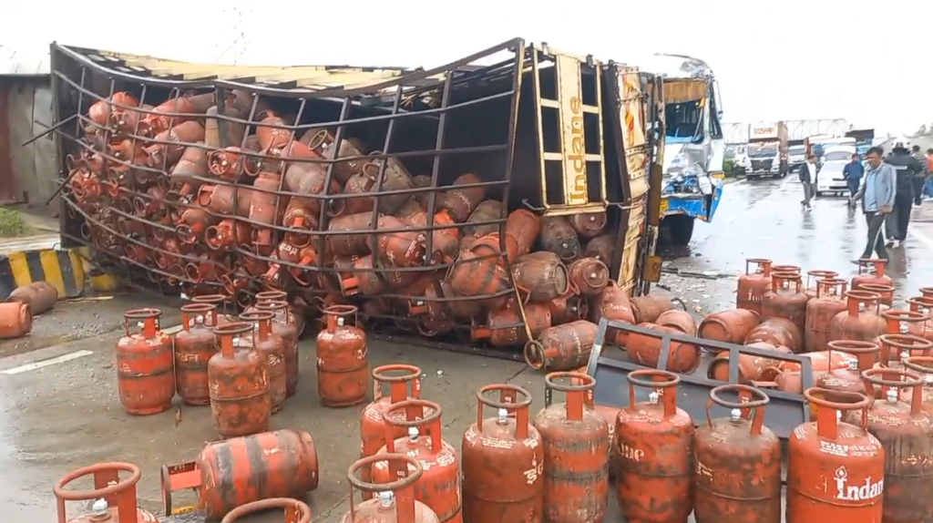 Breaking News : Horrific Accident on Haridwar-Roorkee Highway: हरियाणा रोडवेज बस और गैस सिलेंडरों से भरे ट्रक की जोरदार टक्कर, 5 गंभीर घायल