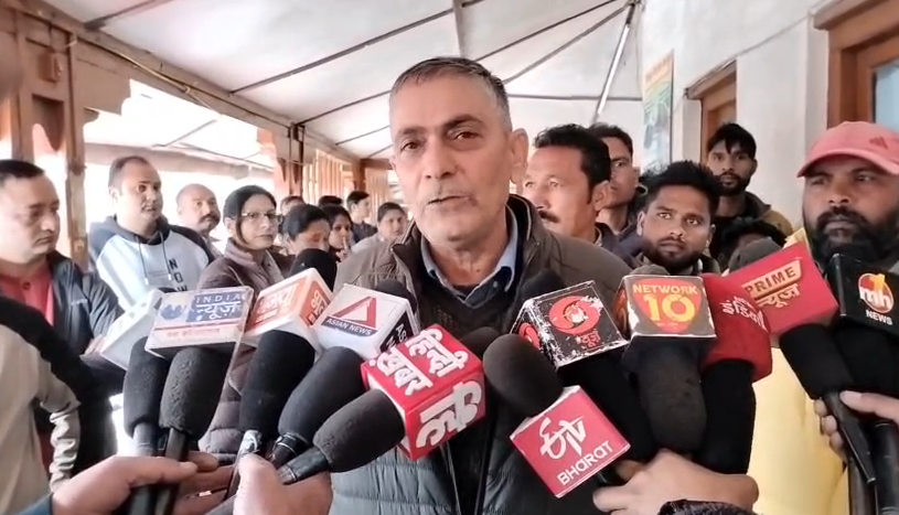Controversy Heats Up in Mussoorie: भाजपा मंडल अध्यक्ष रजत अग्रवाल पर अधिशासी अभियंता के साथ अभद्रता के आरोप, कर्मचारियों का प्रदर्शन; माफी के बाद मामला शांत