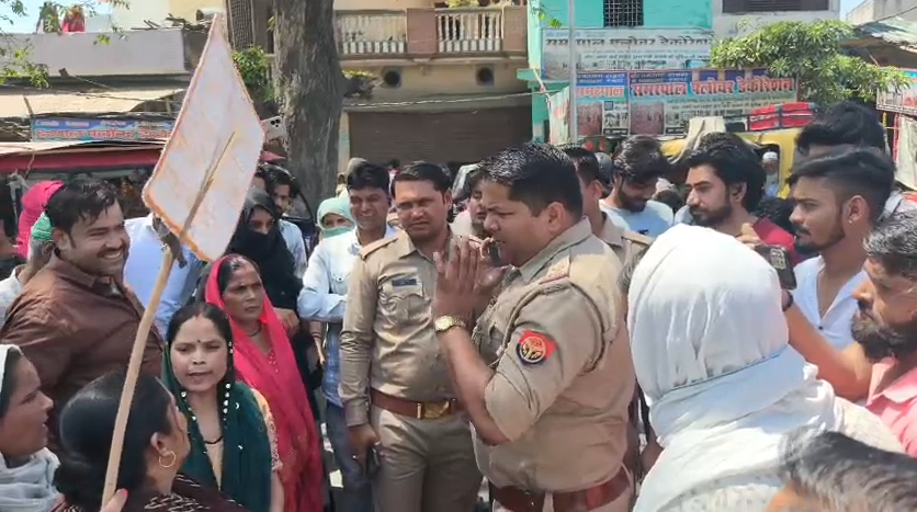 Breaking News : Uproar over smart meter installation : स्मार्ट मीटर लगाने को लेकर आक्रोशित महिलाओं ने बिजली विभाग पर किया हमला...