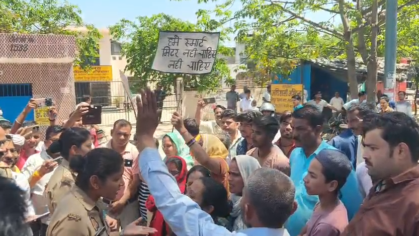 Breaking News : Uproar over smart meter installation : स्मार्ट मीटर लगाने को लेकर आक्रोशित महिलाओं ने बिजली विभाग पर किया हमला...