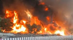 Massive fire breaks out in slums in Lucknow: लखनऊ में झुग्गी-झोपड़ियों में भीषण आग, 250 से ज्यादा झोपड़ियां जलकर राख...