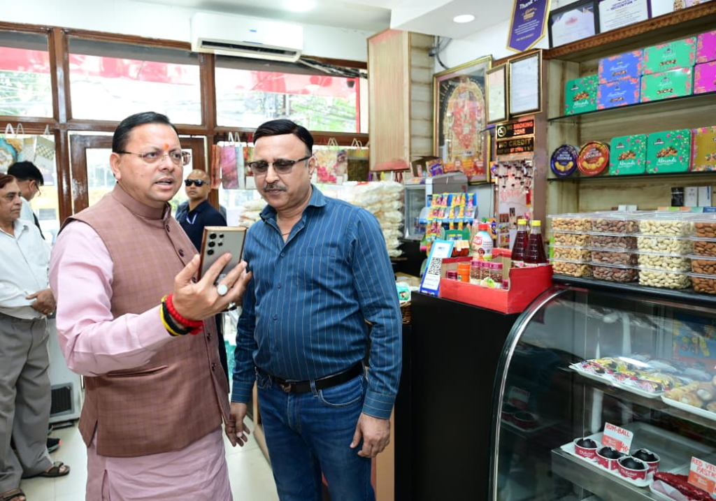 CM Dhami himself reached the public complaint सीएम धामी खुद पहुंचे जन शिकायत की पड़ताल करने, फुटपाथ खोदकर बिजली लाइन डालने पर नाराजगी