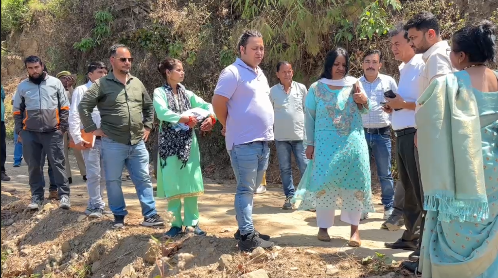 Inspection of development works PMGSY सड़क की मरम्मत और विकास कार्यों की समीक्षा अधिकारियों को 15-30 दिनों में काम पूरा करने के दिए कड़े निर्देश