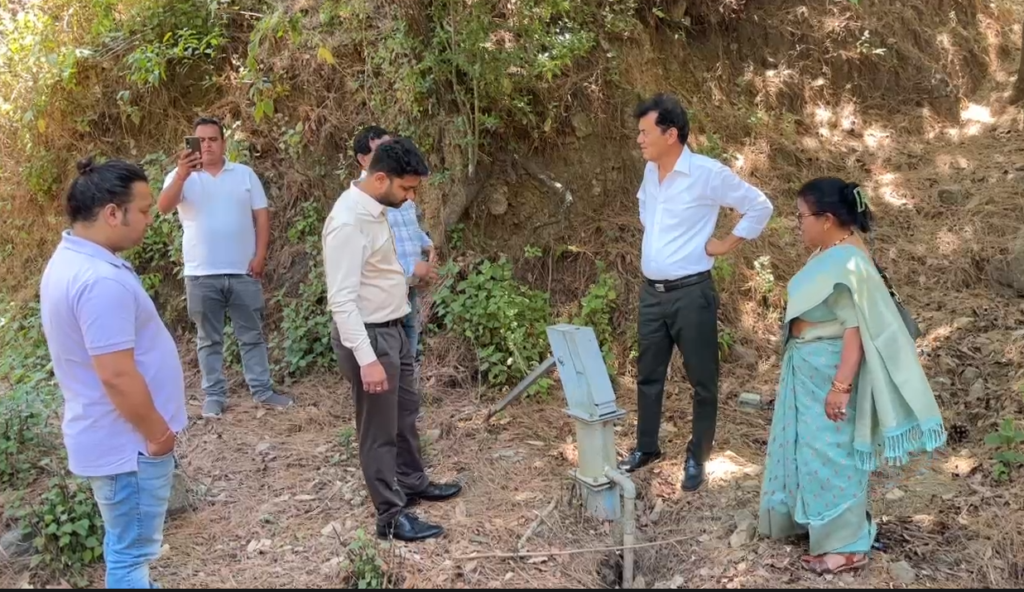 Inspection of development works PMGSY सड़क की मरम्मत और विकास कार्यों की समीक्षा अधिकारियों को 15-30 दिनों में काम पूरा करने के दिए कड़े निर्देश