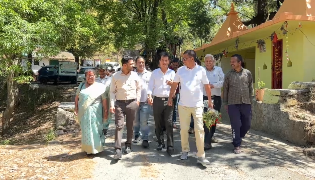 Inspection of development works PMGSY सड़क की मरम्मत और विकास कार्यों की समीक्षा अधिकारियों को 15-30 दिनों में काम पूरा करने के दिए कड़े निर्देश