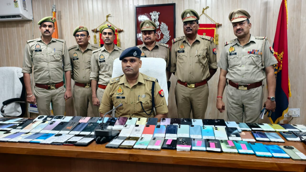 Big success of Amroha police : अमरोहा पुलिस की बड़ी सफलता: 149 गुम मोबाइल फोन बरामद, कीमत करीब 28 लाख रुपये