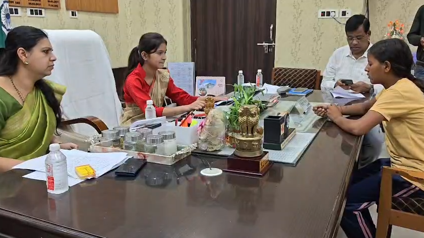 Sakshi Dubey became the 'District Magistrate for a day' in Deoria : देवरिया में ‘एक दिन की जिलाधिकारी’ बनीं साक्षी दूबे, मिशन शक्ति के तहत बालिकाओं को मिला नेतृत्व का मंच