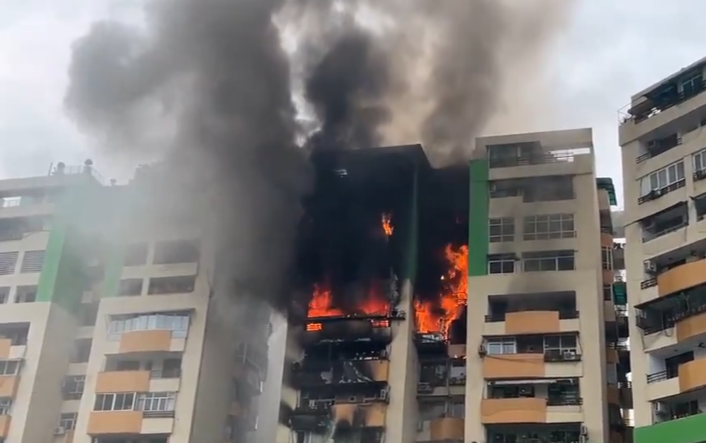 Massive fire breaks out in Ghaziabad's high-rise society गाजियाबाद की हाईराइज सोसायटी में भीषण आग, चार फ्लोर चपेट में आए..
