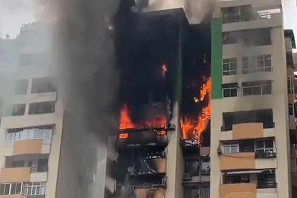 Massive fire breaks out in Ghaziabad's high-rise society गाजियाबाद की हाईराइज सोसायटी में भीषण आग, चार फ्लोर चपेट में आए..