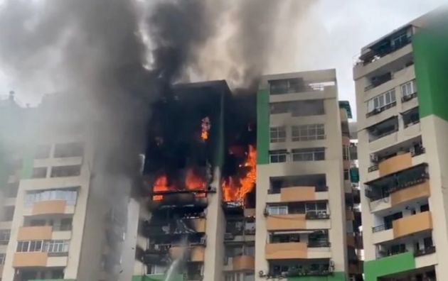 Massive fire breaks out in Ghaziabad's high-rise society गाजियाबाद की हाईराइज सोसायटी में भीषण आग, चार फ्लोर चपेट में आए..