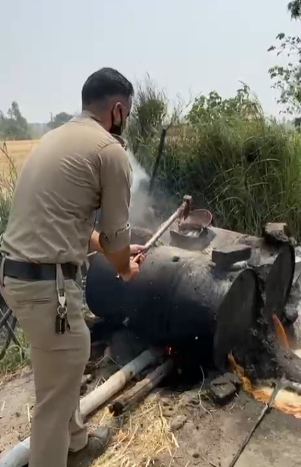 Major action by the Excise Department : उधम सिंह नगर आबकारी विभाग की बड़ी कार्रवाई: शराब माफियाओं पर चला शिकंजा, 160 लीटर कच्ची शराब बरामद