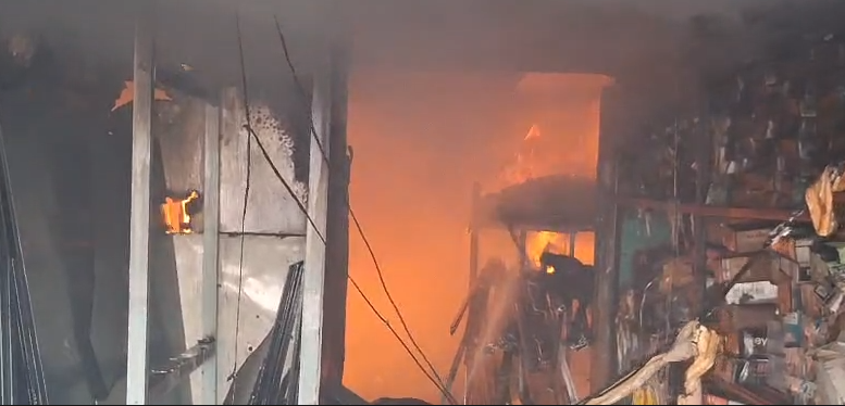 A massive fire broke out at a hardware shop in Vikas Nagar : विकास नगर में हार्डवेयर दुकान में लगी भीषण आग, शॉर्ट सर्किट से लगी आग