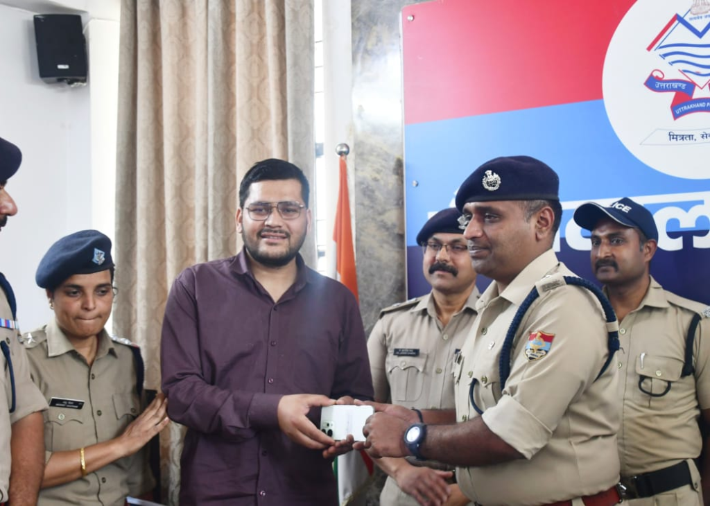 Mobile phones recovered and returned नैनीताल पुलिस ने 37.48 लाख के 200 मोबाइल फोन बरामद कर लौटाए | CEIR पोर्टल और ऐप के जरिए की गई बड़ी सफलता