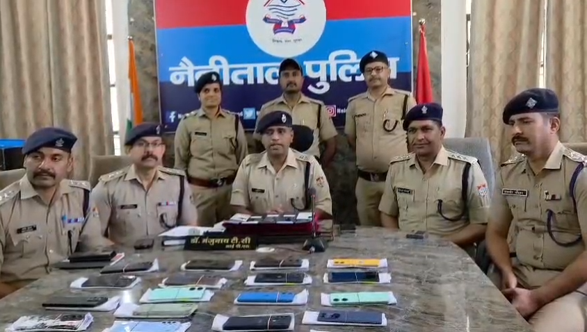 Mobile phones recovered and returned नैनीताल पुलिस ने 37.48 लाख के 200 मोबाइल फोन बरामद कर लौटाए | CEIR पोर्टल और ऐप के जरिए की गई बड़ी सफलता