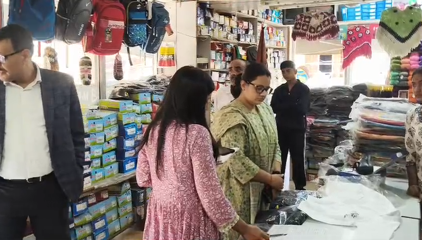 Action taken against charging higher prices : कालाढूंगी में SDM की छापेमारी: बुक सेलरों और स्कूलों में NCERT के अलावा किताबें बेचने और ज्यादा दाम वसूलने पर कार्रवाई