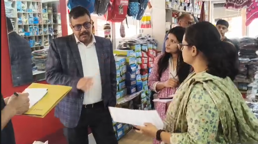 Action taken against charging higher prices : कालाढूंगी में SDM की छापेमारी: बुक सेलरों और स्कूलों में NCERT के अलावा किताबें बेचने और ज्यादा दाम वसूलने पर कार्रवाई