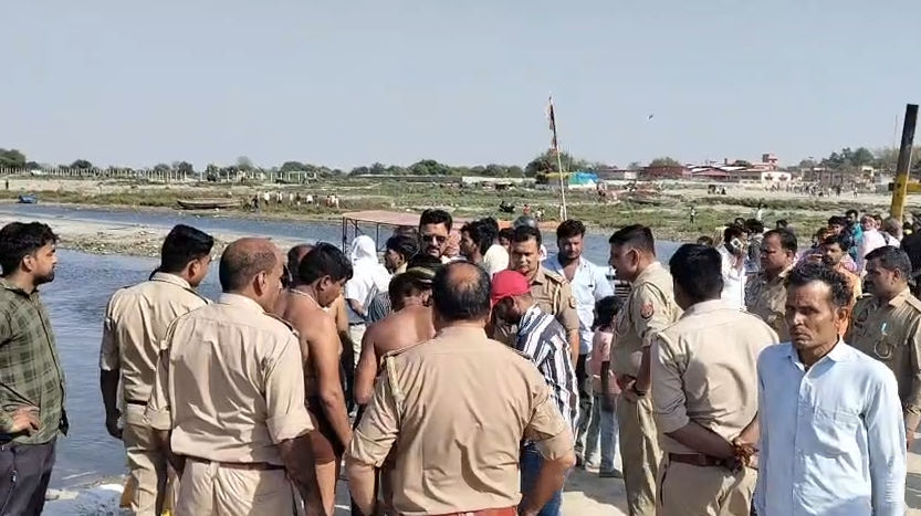 Steamer capsizes in Yamuna river in Mathura : वृंदावन में यमुना नदी में स्टीमर पलटा, 10 पर्यटकों की मौत | रेस्क्यू जारी, डीएम ने मांगी सेना की मदद