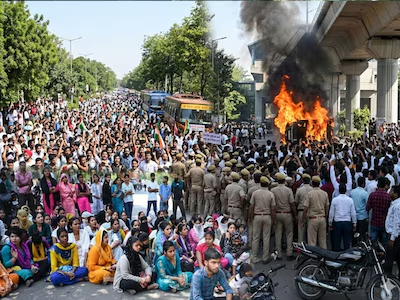 Noida News : Workers protest fiercely in Noida नोएडा में मजदूरों का उग्र प्रदर्शन, सड़कें जाम, कई जगह बवाल | सीएम योगी ने तुरंत लिया संज्ञान..