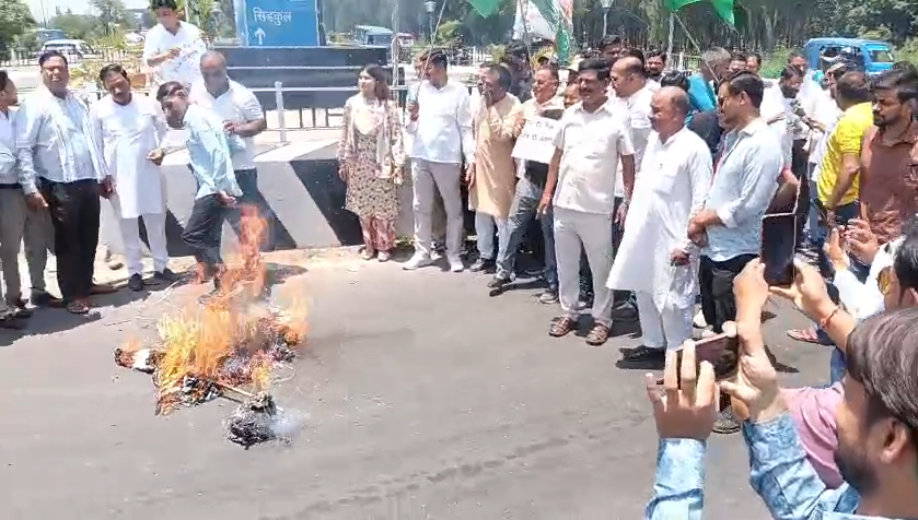Congress protests in Haridwar against rising petrol and diesel prices : पेट्रोल-डीजल की बढ़ती कीमतों के खिलाफ हरिद्वार में कांग्रेस का प्रदर्शन, सरकार का फूंका पुतला