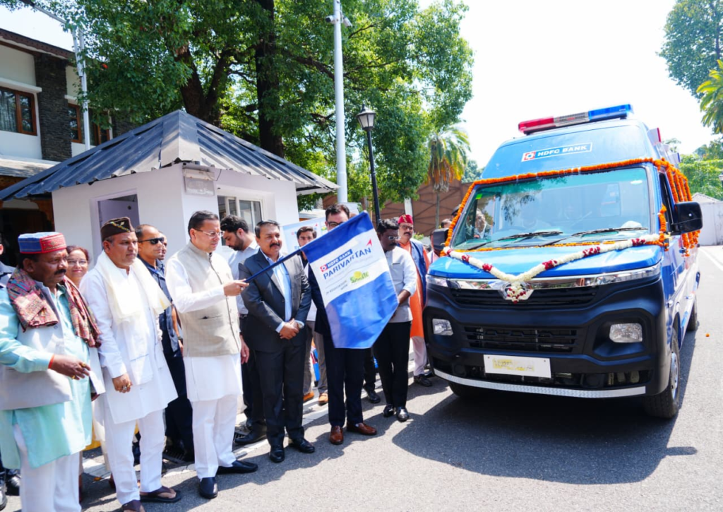 Chief Minister Dhami flagged ambulances of HDFC Bank :मुख्यमंत्री धामी ने एचडीएफसी बैंक की 4 अत्याधुनिक एम्बुलेंस को दिखाई हरी झंडी...