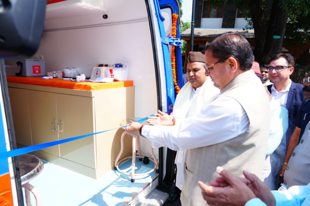 Chief Minister Dhami flagged ambulances of HDFC Bank :मुख्यमंत्री धामी ने एचडीएफसी बैंक की 4 अत्याधुनिक एम्बुलेंस को दिखाई हरी झंडी...
