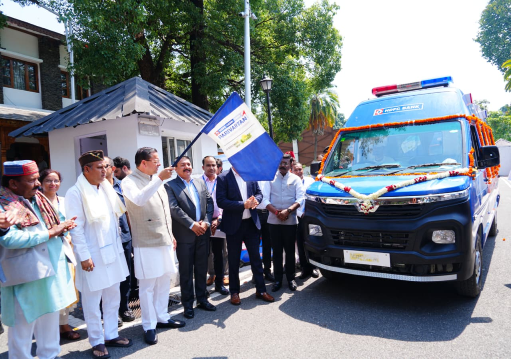 Chief Minister Dhami flagged ambulances of HDFC Bank :मुख्यमंत्री धामी ने एचडीएफसी बैंक की 4 अत्याधुनिक एम्बुलेंस को दिखाई हरी झंडी...