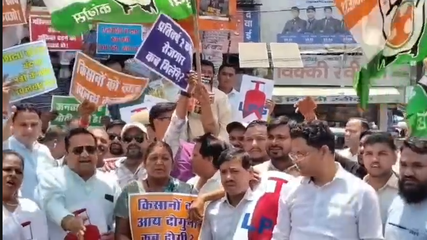 Congress protests against the central government in Khatima : खटीमा में कांग्रेस का केंद्र सरकार के खिलाफ प्रदर्शन, बढ़ती महंगाई को लेकर फूंका पुतला