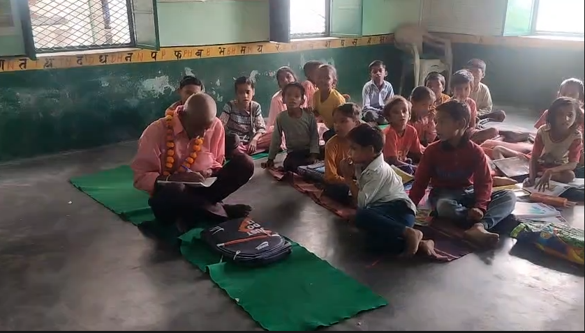 Five elderly people from Jalaun held bags : ‘पढ़ाई की कोई उम्र नहीं’ : जालौन के पांच बुजुर्गों ने थामा बस्ता, बच्चों संग बैठकर करेंगे पढ़ाई