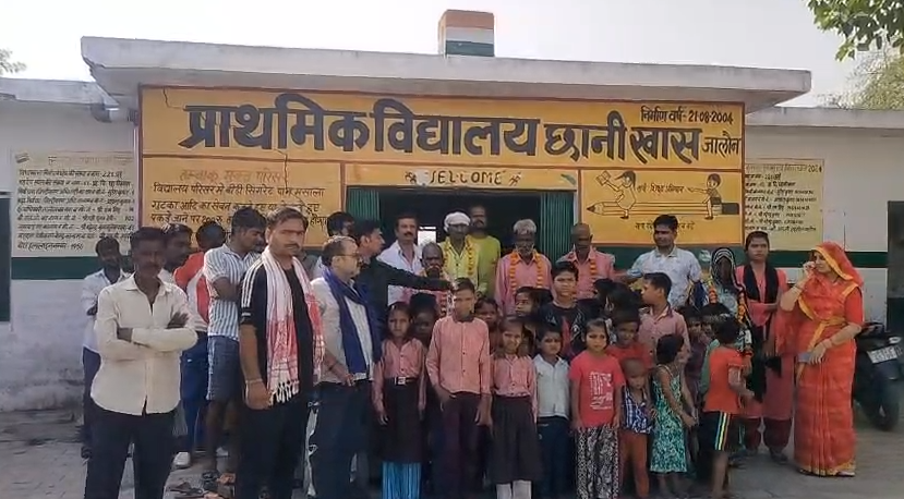 Five elderly people from Jalaun held bags : ‘पढ़ाई की कोई उम्र नहीं’ : जालौन के पांच बुजुर्गों ने थामा बस्ता, बच्चों संग बैठकर करेंगे पढ़ाई