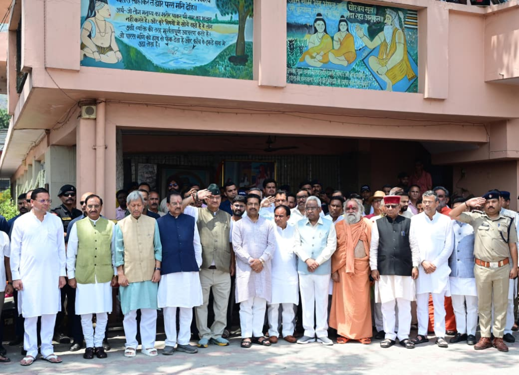 Bhuvan Chandra Khanduri was given a final farewell with state honours : पूर्व मुख्यमंत्री मेजर जनरल भुवन चंद्र खंडूड़ी को राजकीय सम्मान के साथ अंतिम विदाई, अंतिम यात्रा में उमड़ा जनसैलाब