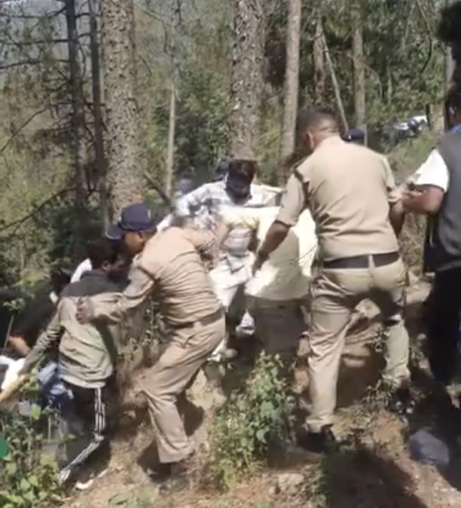 Major accident in Nainital : नैनीताल में बड़ा हादसा: गहरी खाई में गिरी कार, पांच श्रद्धालुओं की दर्दनाक मौत