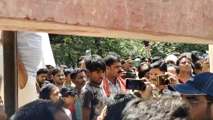 High voltage drama in Sitapur : सीतापुर में हाई वोल्टेज ड्रामा: जमीन विवाद से परेशान युवक चढ़ा पानी की टंकी पर, घंटों चला हंगामा