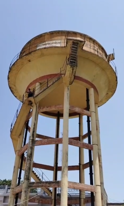 High voltage drama in Sitapur : सीतापुर में हाई वोल्टेज ड्रामा: जमीन विवाद से परेशान युवक चढ़ा पानी की टंकी पर, घंटों चला हंगामा