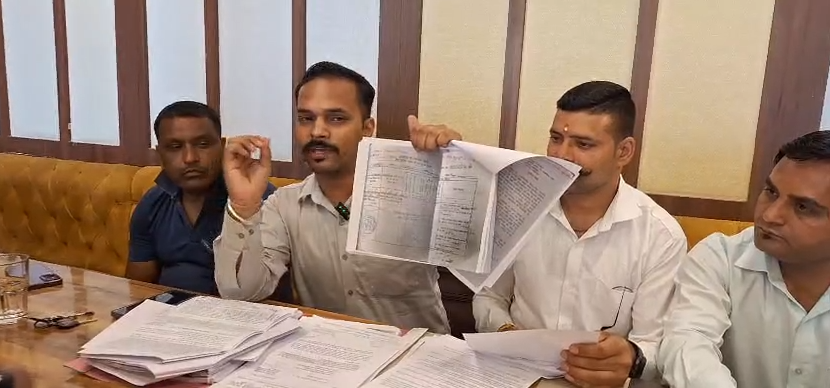 Serious allegations made in press conference : विकासनगर में सीलिंग और चाय बागान की जमीनों में धोखाधड़ी का आरोप, प्रेस वार्ता में लगाए गंभीर आरोप