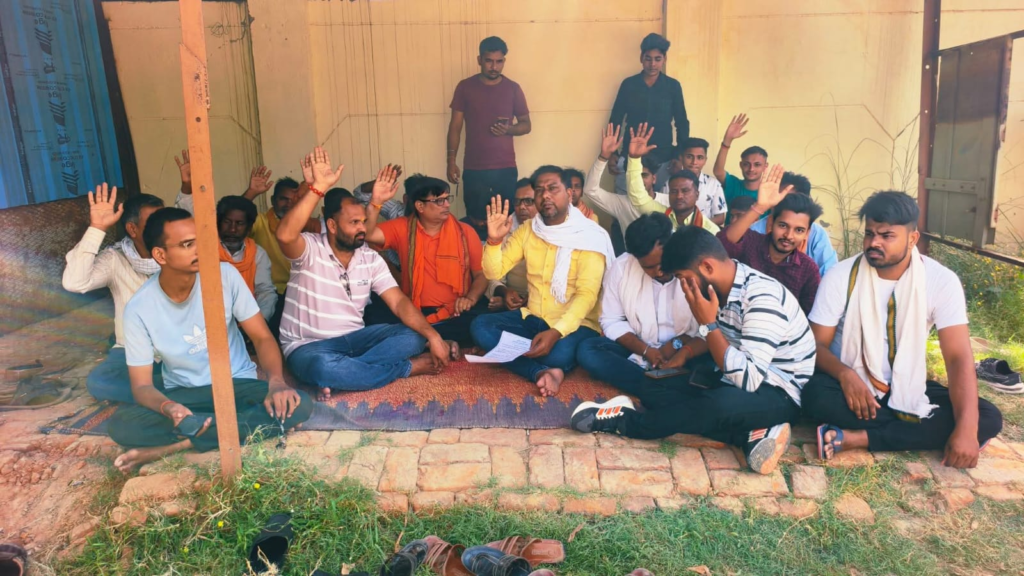 Villagers' anger erupted over the power crisis in Dhanapur : धानापुर में बिजली संकट पर फूटा ग्रामीणों का गुस्सा, पावर हाउस पर धरना-प्रदर्शन