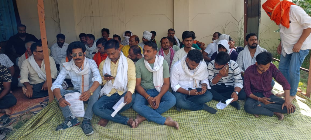 Villagers' anger erupted over the power crisis in Dhanapur : धानापुर में बिजली संकट पर फूटा ग्रामीणों का गुस्सा, पावर हाउस पर धरना-प्रदर्शन