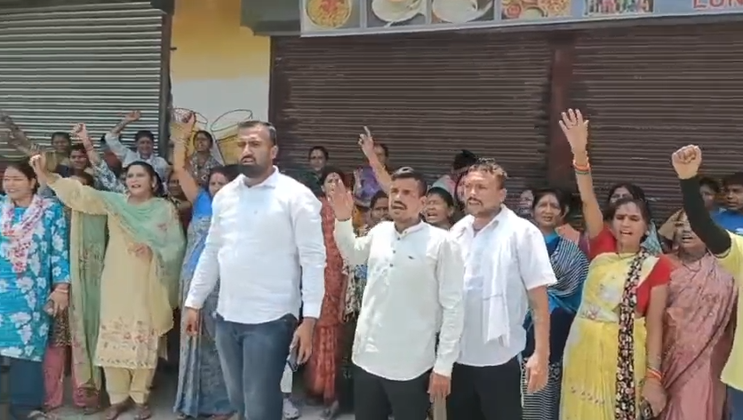 Demonstration from Strong protest against liquor shops in Kaladhungi : कालाढूंगी में शराब दुकानों का जोरदार विरोध: महिलाओं-बच्चों की सुरक्षा को लेकर सड़क से तहसील तक प्रदर्शन
